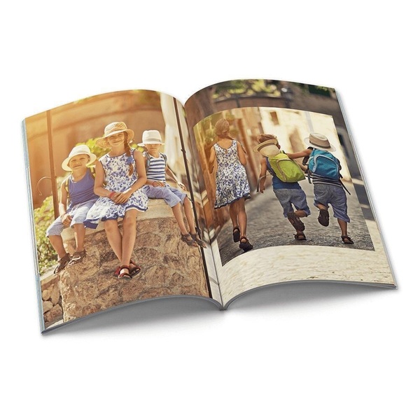 Fotobuch mit Softcover A4 Hochformat aufgeschlagen Fotobuch mit Softcover A4 Hochformat aufgeschlagen