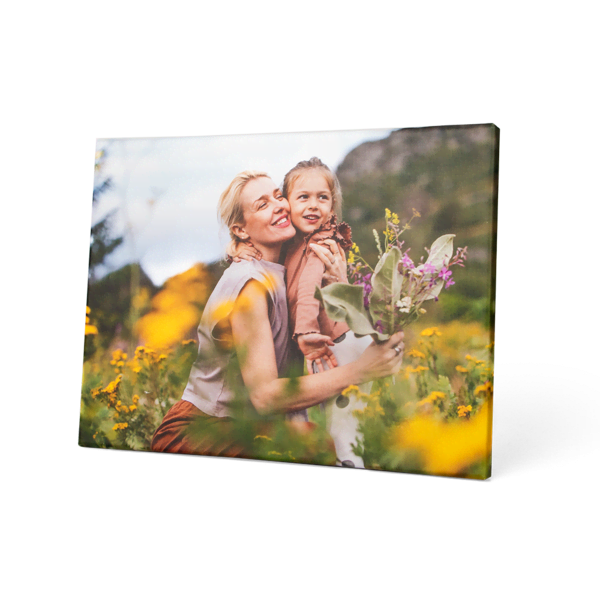 Mutter und Tochter in einem Blumenfeld auf Leinwand