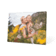 Mutter und Tochter in einem Blumenfeld auf Leinwand