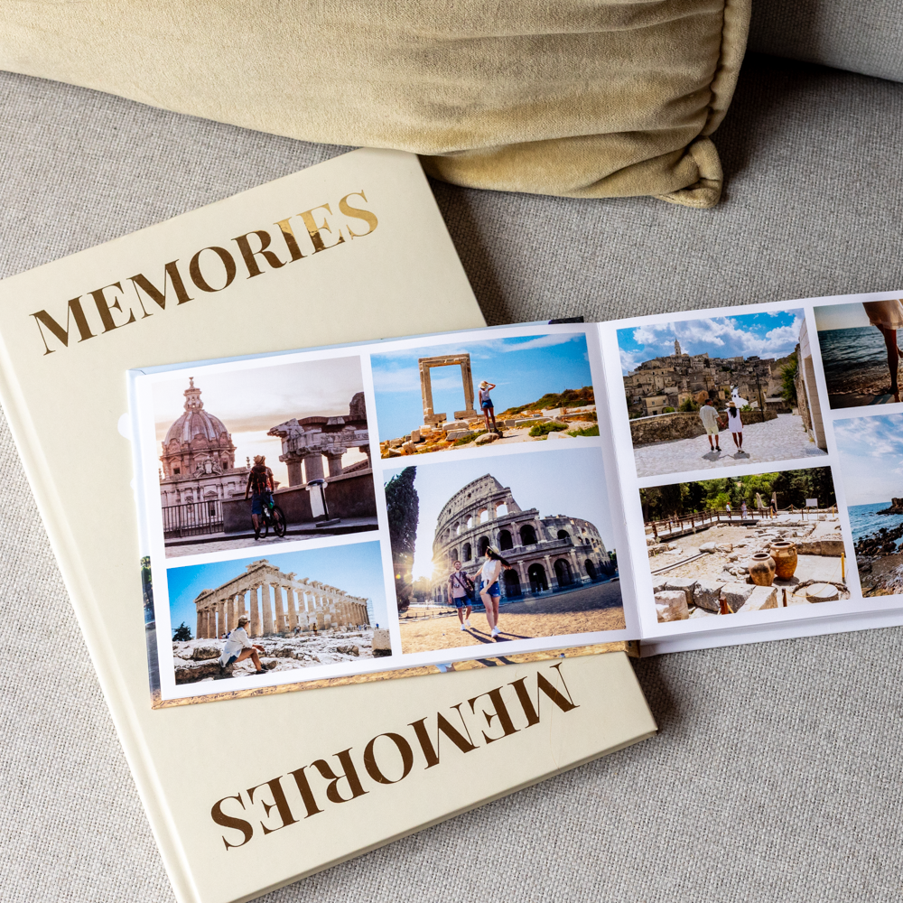 Premium Fotobuch A5 Querformat auf dem Sofa aufgeschlagen