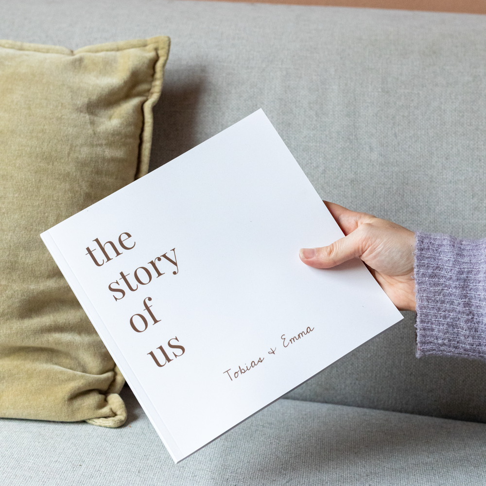 Softcover 21x21 in der Hand