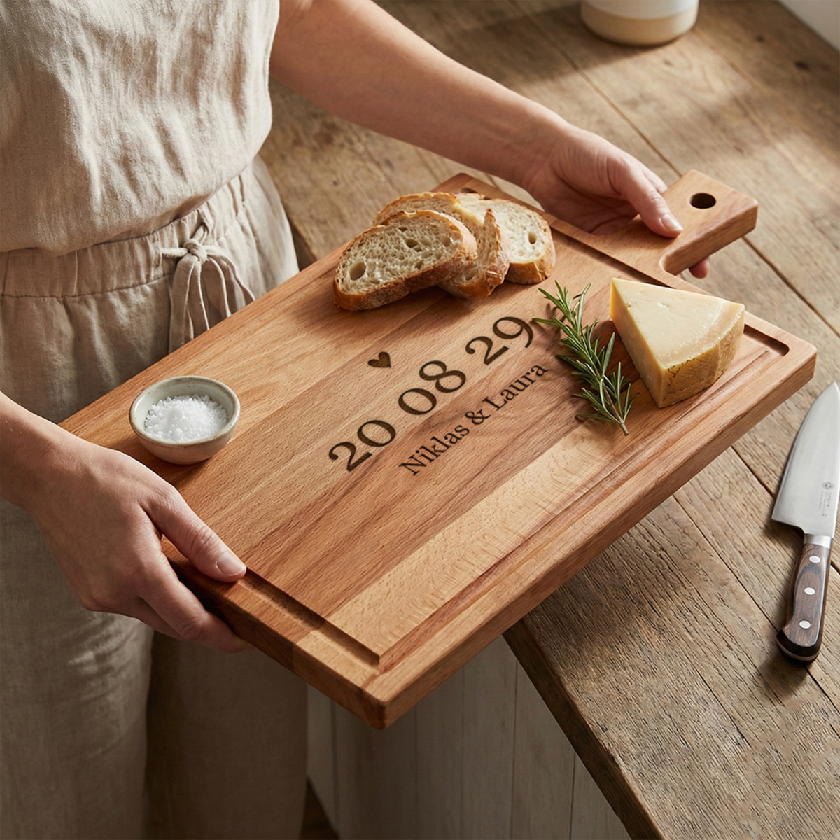 Schneidebrett mit Gravur, Brot und Käse Schneidebrett mit Gravur, Brot und Käse