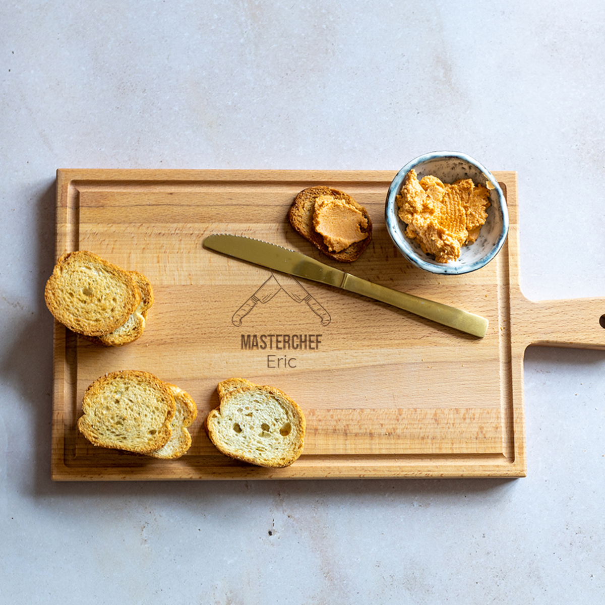 Schneidebrett mit Gravur „Masterchef Eric“ und Brot