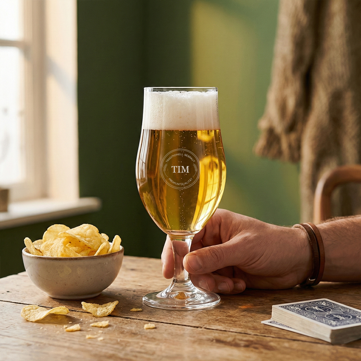Bierglas mit Gravur „Tim“ auf einem Tisch Bierglas mit Gravur „Tim“ auf einem Tisch