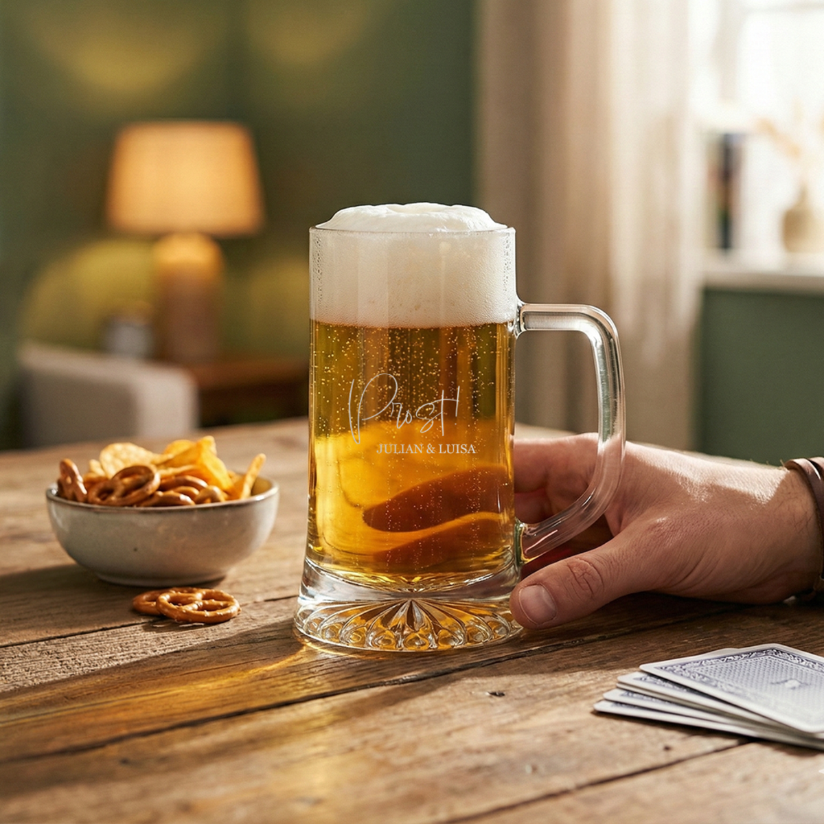 Bierkrug mit Gravur auf einem Tisch prost
