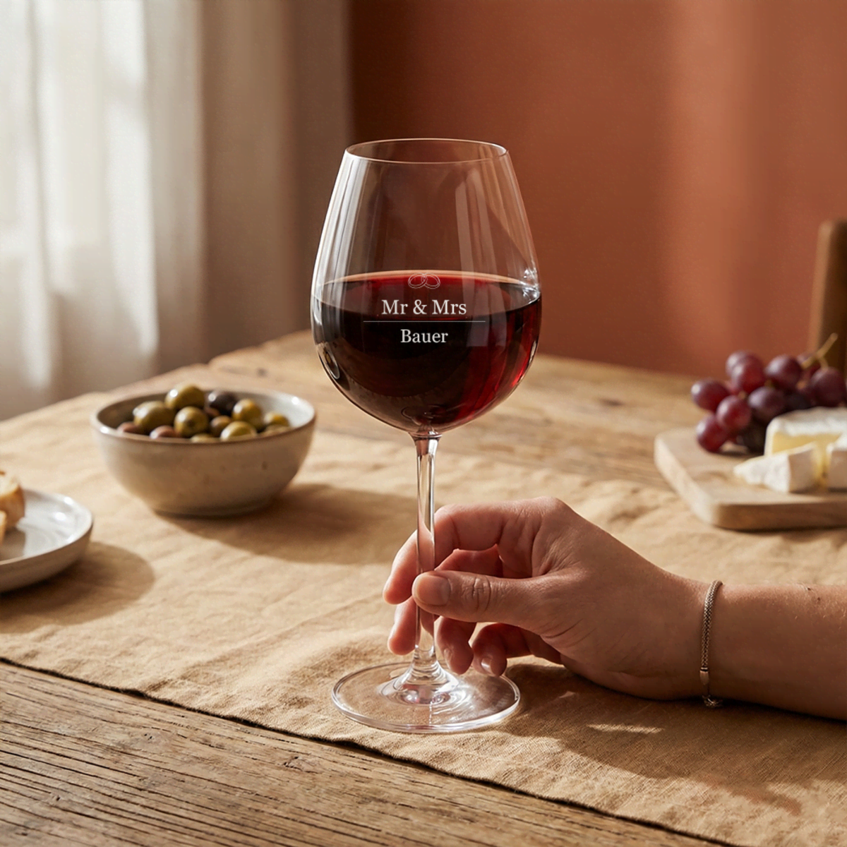 Weinglas mit Gravur „Mr & Mrs Bauer“ und Rotwein
