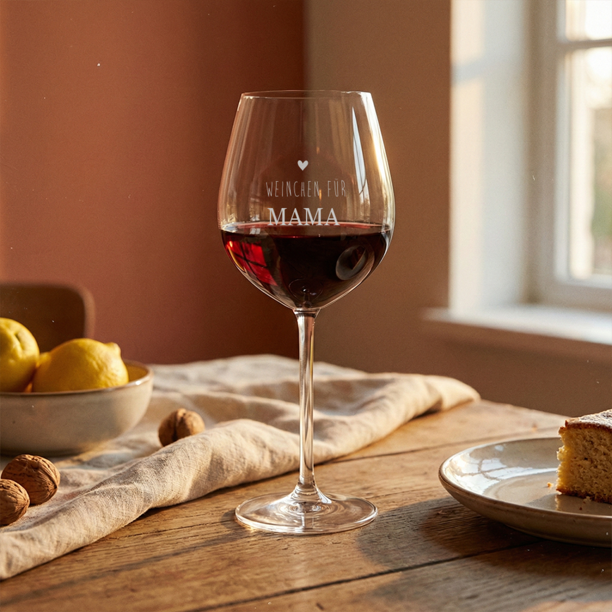 Weinglas mit Gravur und Rotwein