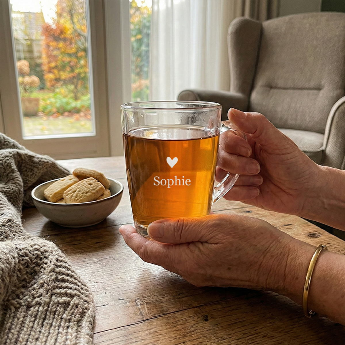 Teeglas mit Gravur „Sophie“ in der Hand Teeglas mit Gravur „Sophie“ in der Hand