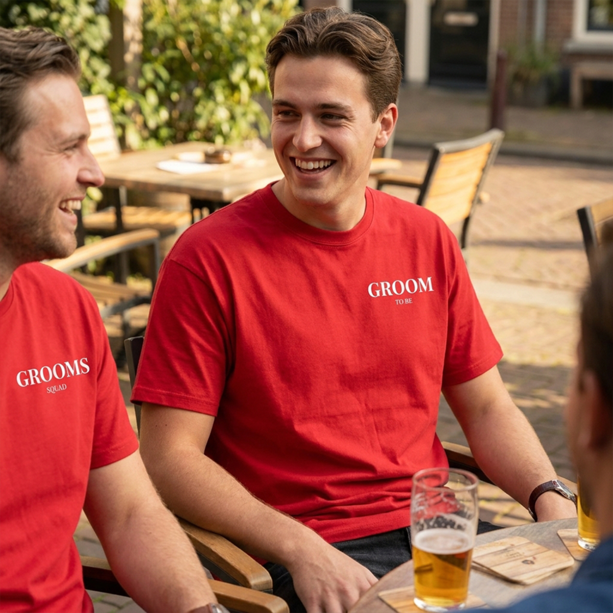 rotes T-Shirt mit Aufdruck auf der Vorderseite rotes T-Shirt mit Aufdruck auf der Vorderseite