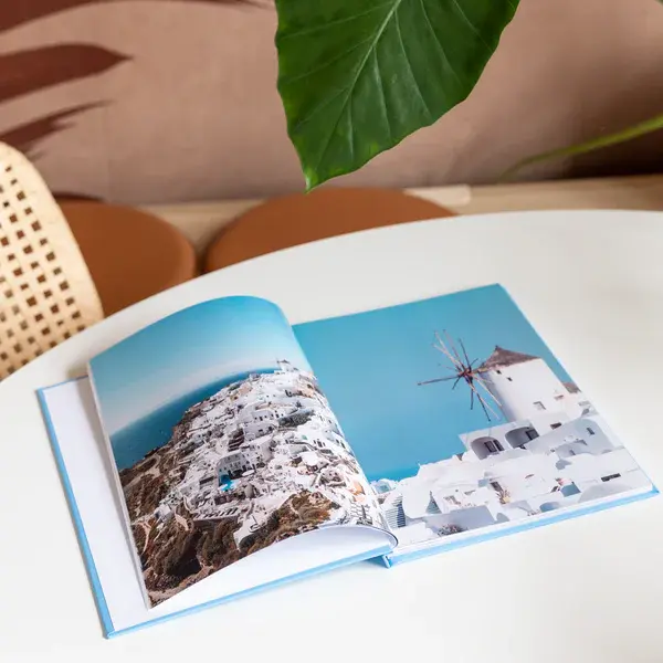 Fotobuch offen auf Tisch