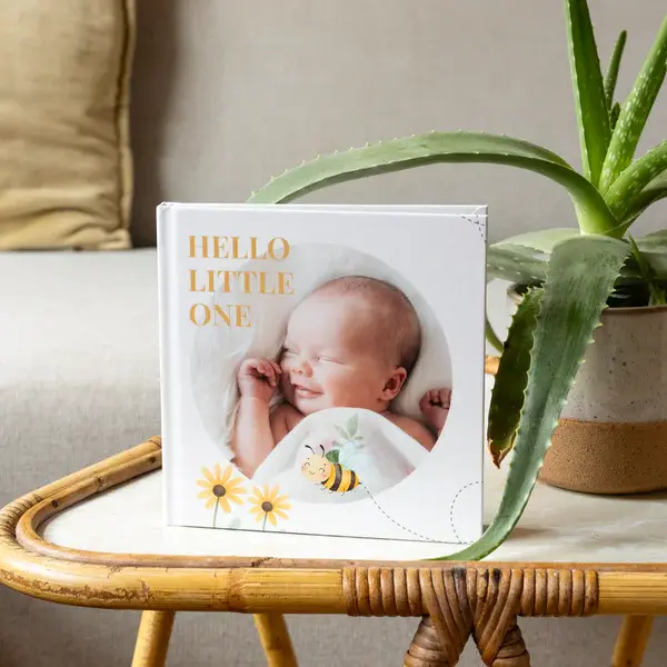 Premium Fotobuch weiß mit Baby auf Tisch