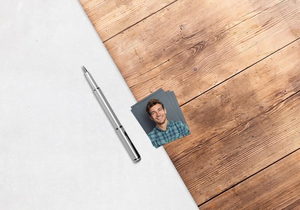 Pasfoto sfeer met houten tafel Pasfoto sfeer met houten tafel