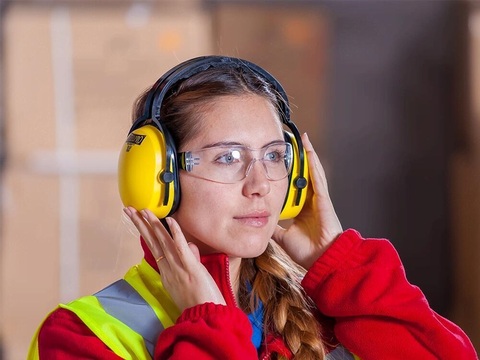 vrouw met veiligheidskleding vrouw met veiligheidskleding