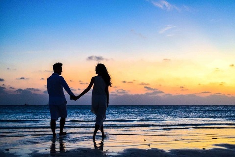 Koppel aan zee bij zonsondergang Koppel aan zee bij zonsondergang