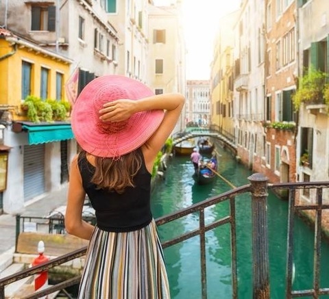 Vrouw met roze hoed in Venetië Vrouw met roze hoed in Venetië