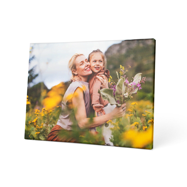 Moeder en dochter in bloemenveld op canvas Moeder en dochter in bloemenveld op canvas