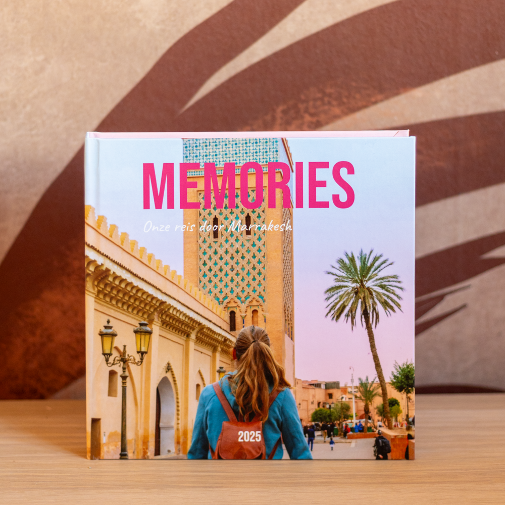 Vlakliggend fotoboek 21x21 op tafel