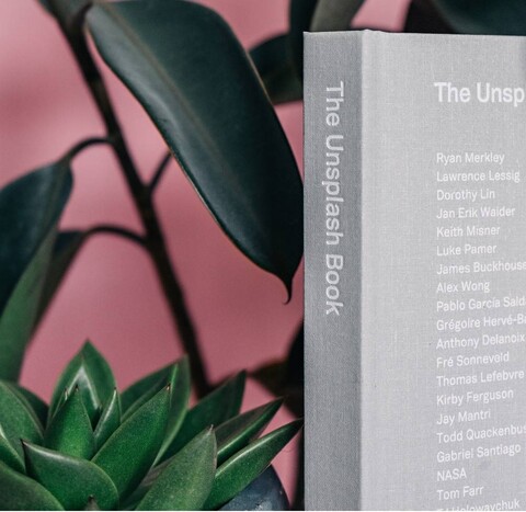 Grijs linnen omslag van een fotoboek Grijs linnen omslag van een fotoboek