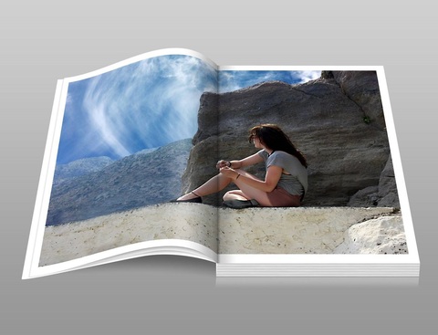 Opengeslagen fotoboek met zittend meisje Opengeslagen fotoboek met zittend meisje