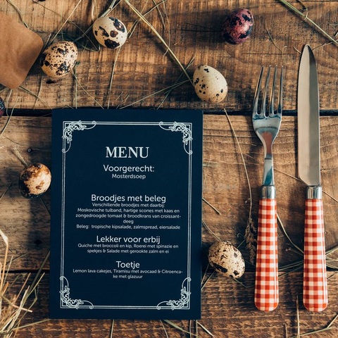 Menukaart op tafel met rood-geruit bestek ernaast Menukaart op tafel met rood-geruit bestek ernaast