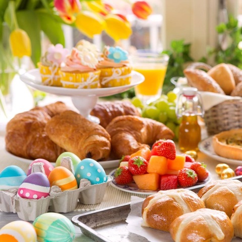 Tafel vol paaseieren en broodjes Tafel vol paaseieren en broodjes