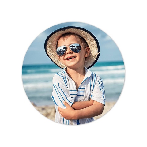 Jongetje met zonnebril op strand Jongetje met zonnebril op strand