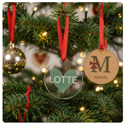 Kersthangers in kerstboom ophangen