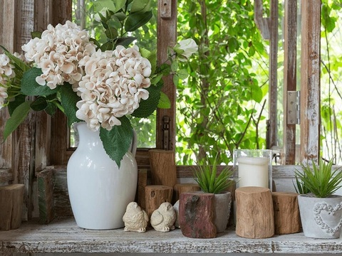 Witte vaas met bloemen en houten blokken Witte vaas met bloemen en houten blokken