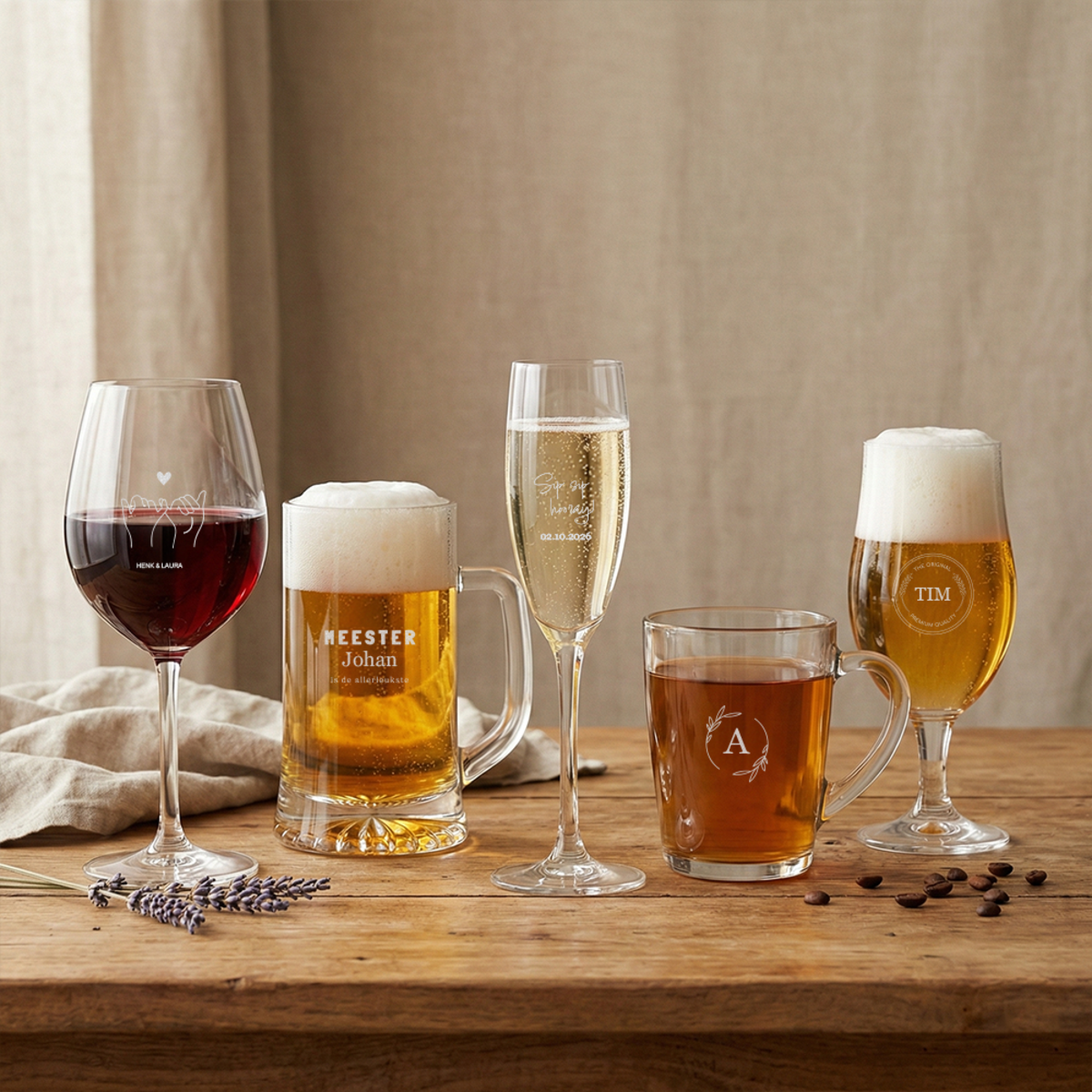 Champagneglas gegraveerd met andere glazen