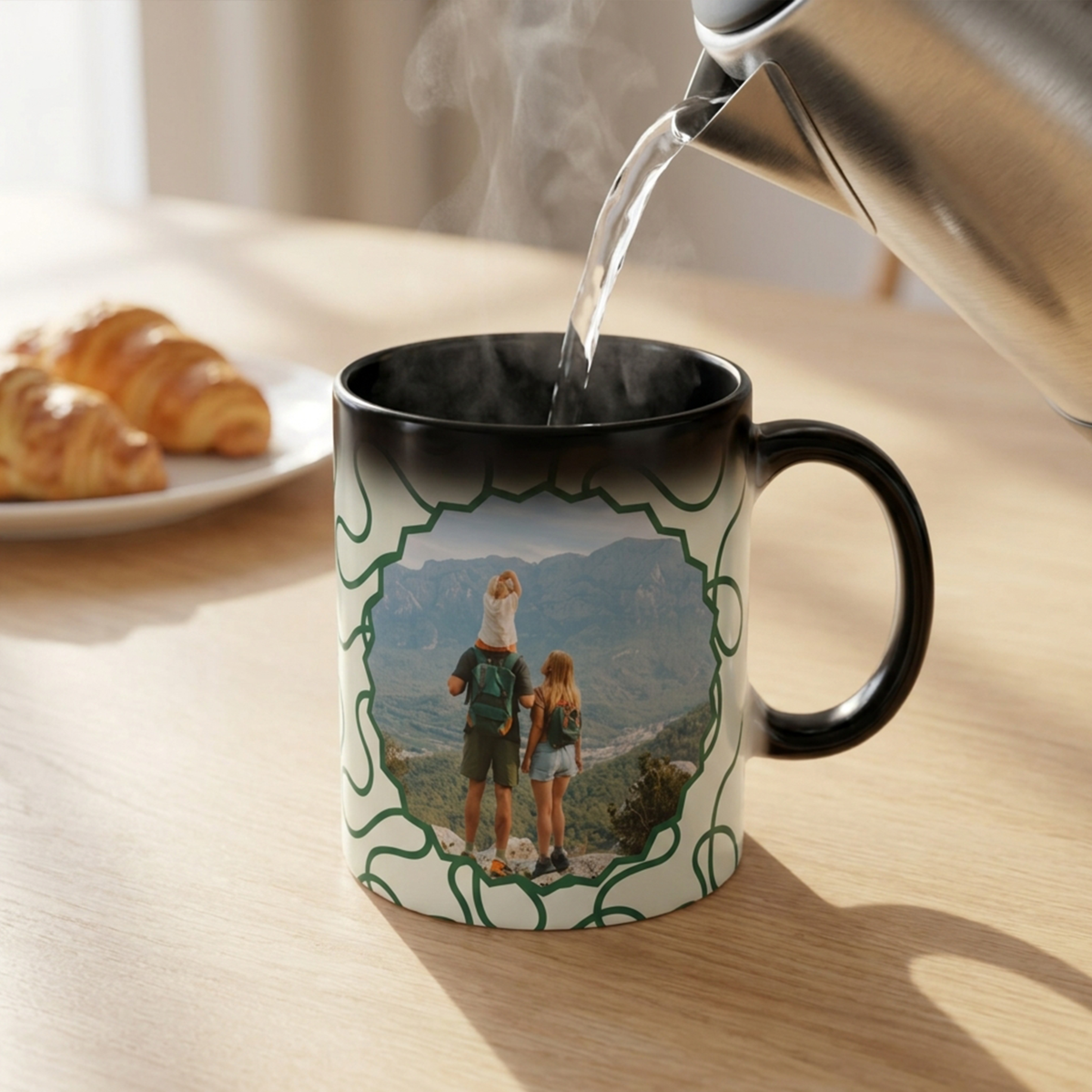 Heet water in magische mok schenken