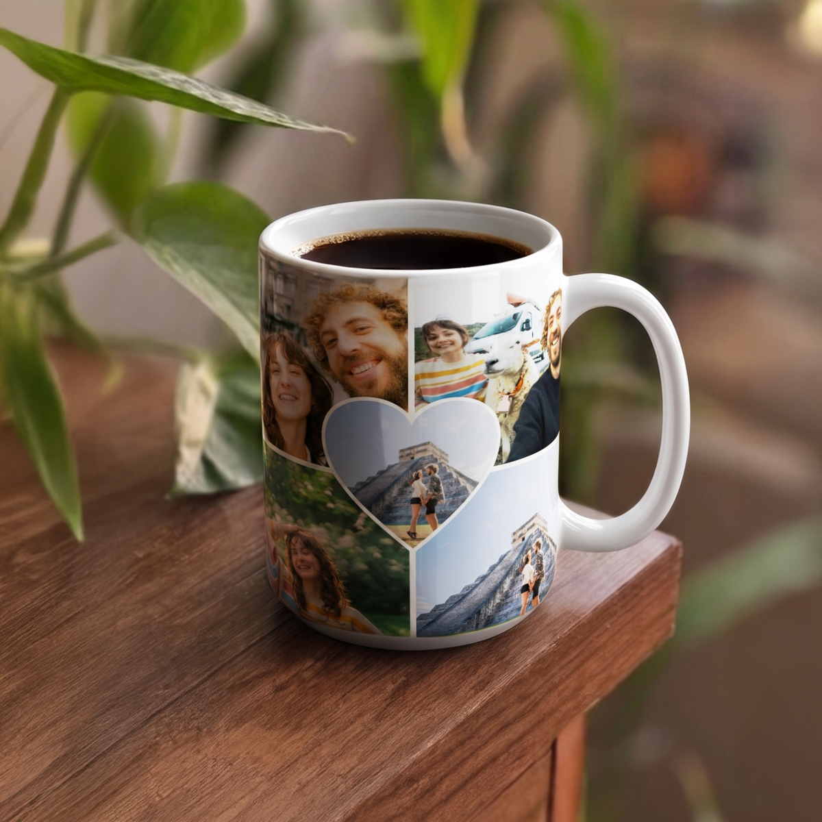 Mega mok met foto's op tafel Mega mok met foto's op tafel