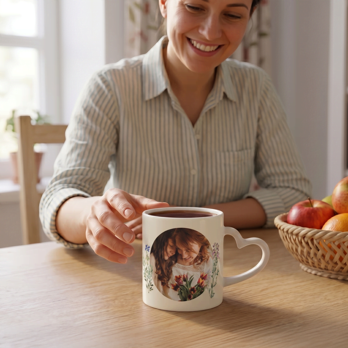 Mok met hartvormig oor met foto op tafel