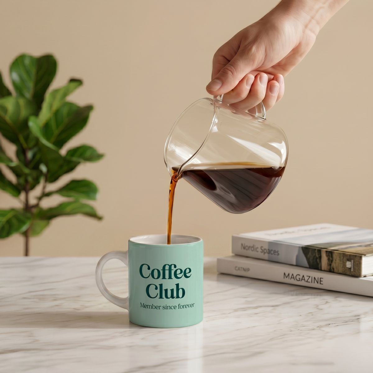 Koffie inschenken in koffiemok Koffie inschenken in koffiemok