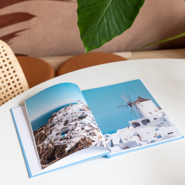 Fotoboek open op tafel