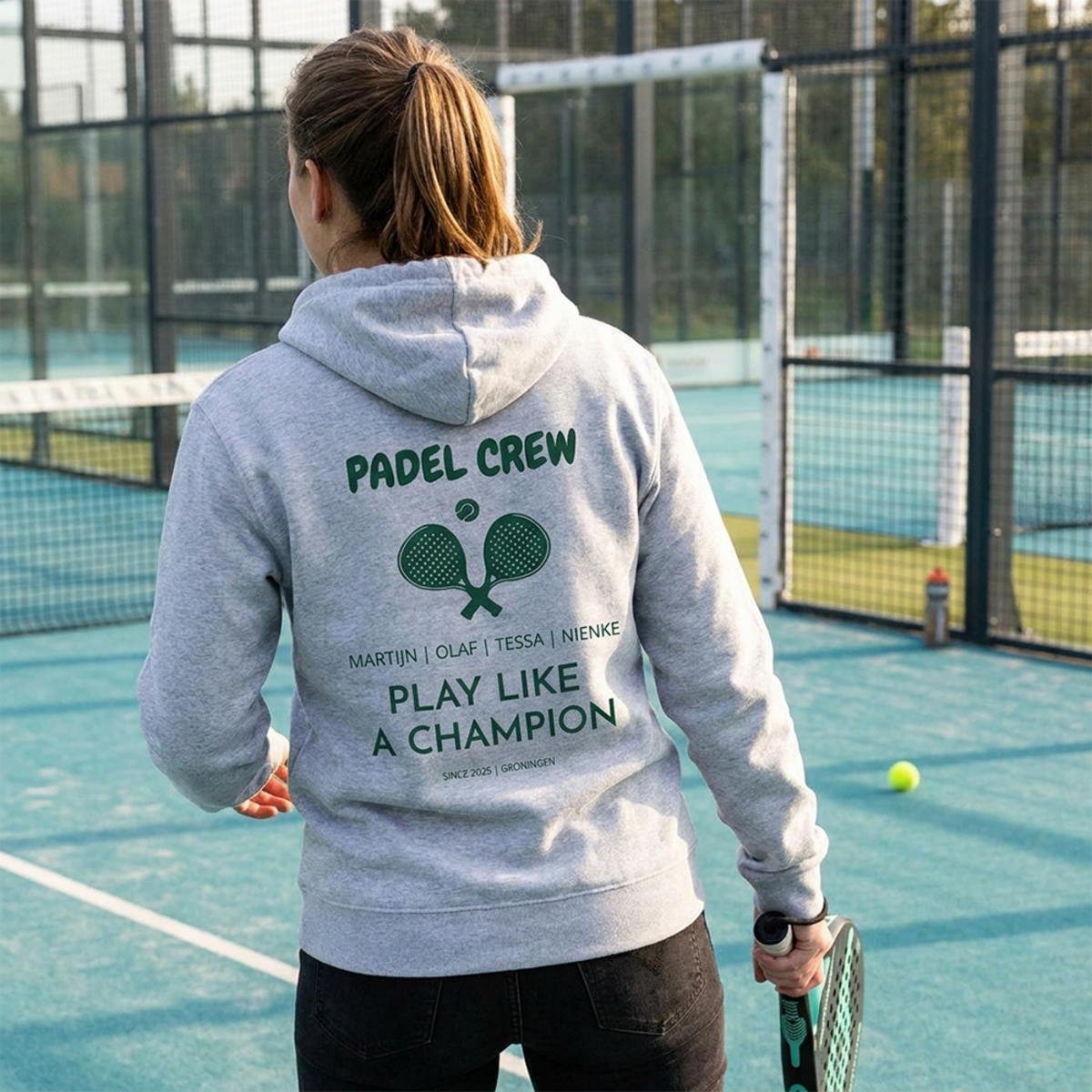 Grijze hoodie achterkant vrouw Grijze hoodie achterkant vrouw