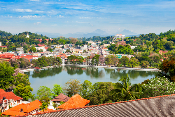 Meer en de stad Kandy