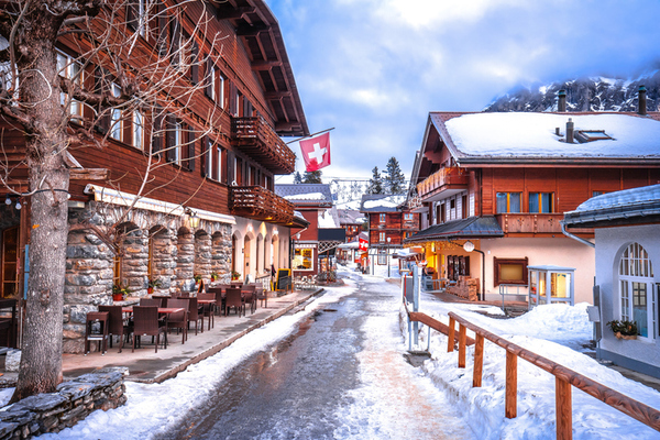 besneeuwde chalets Zwitserland