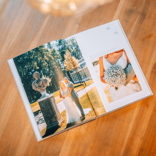 Trouwboek op tafel Trouwboek op tafel