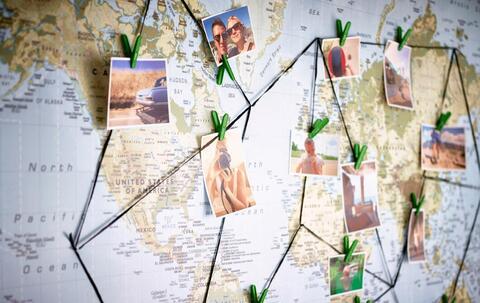 Foto's vastpinnen aan wereldkaart Foto's vastpinnen aan wereldkaart
