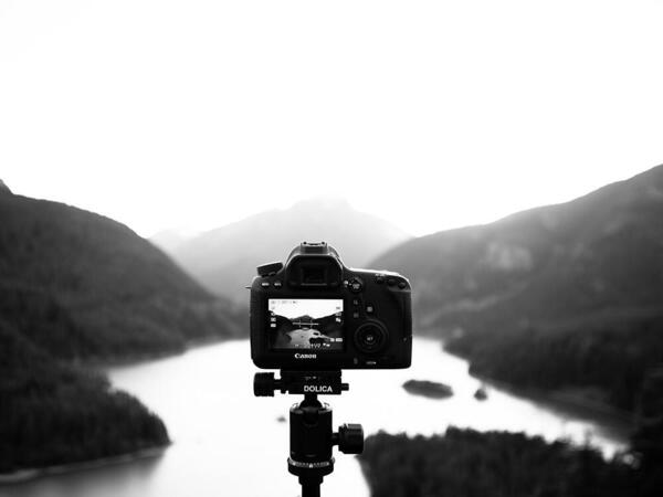 Fotografeer in automatische stand Camera gericht op landschap