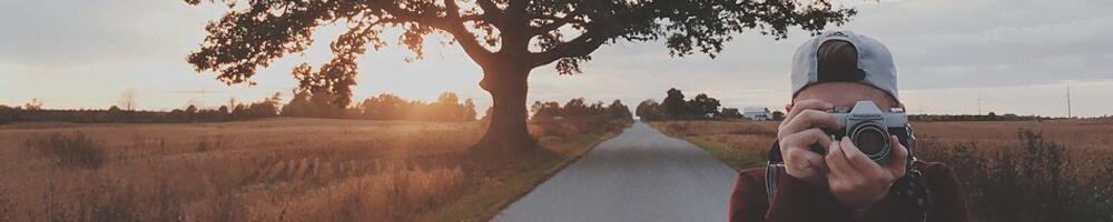 Belichting jongen maakt een foto op een heidevlakte